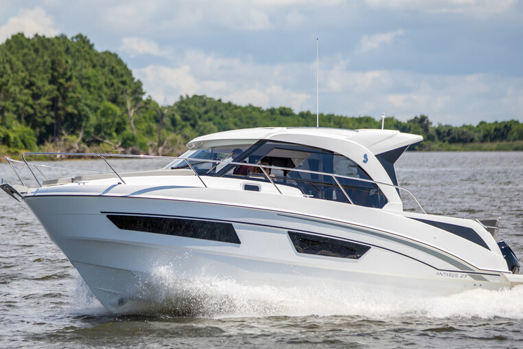 Mazury czarter - Beneteau Antares 9